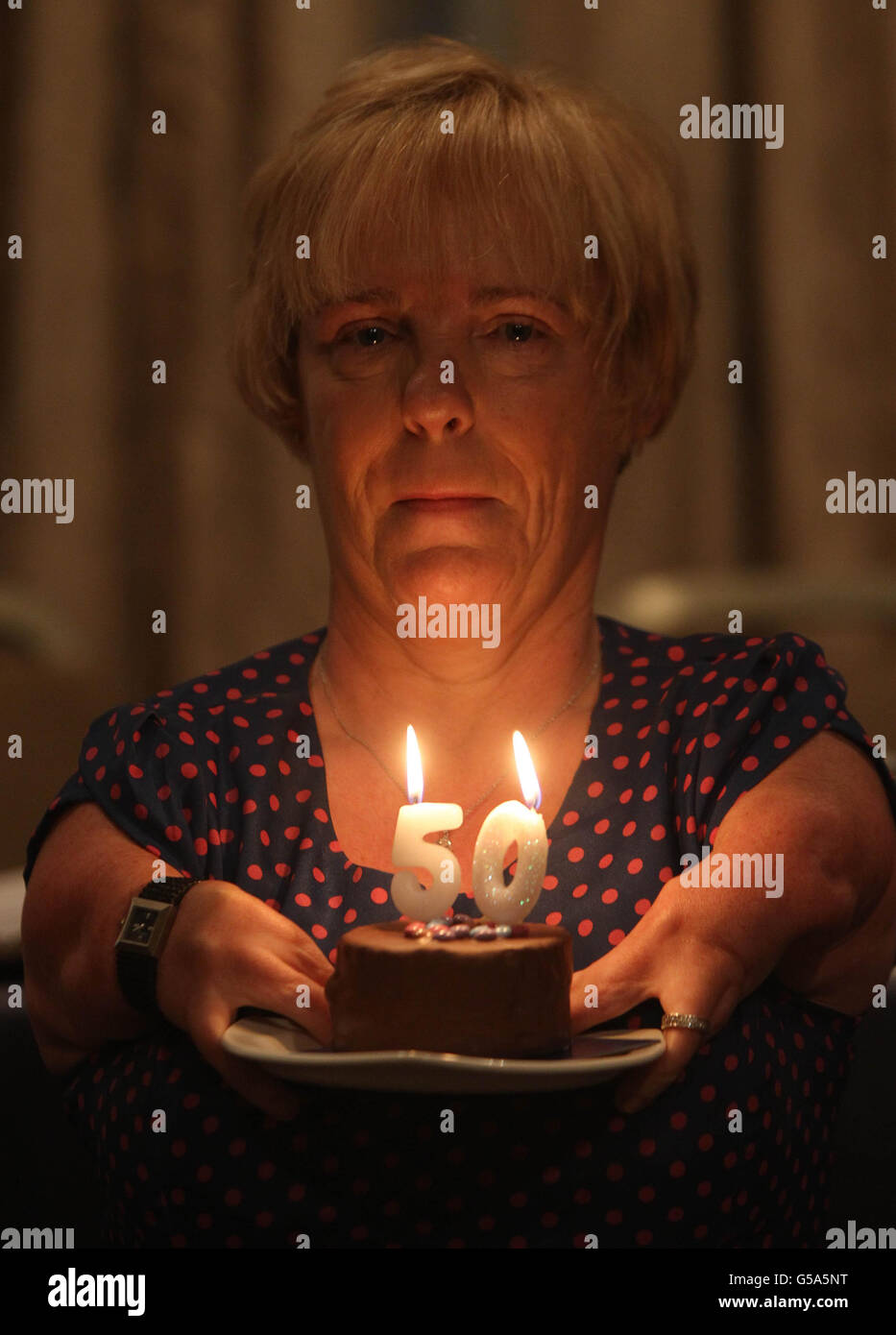 Maggie Woods, presidente della Irish Thalidomide Association, celebra il suo 50° compleanno in una conferenza stampa al Buswells Hotel di Dublino. Foto Stock