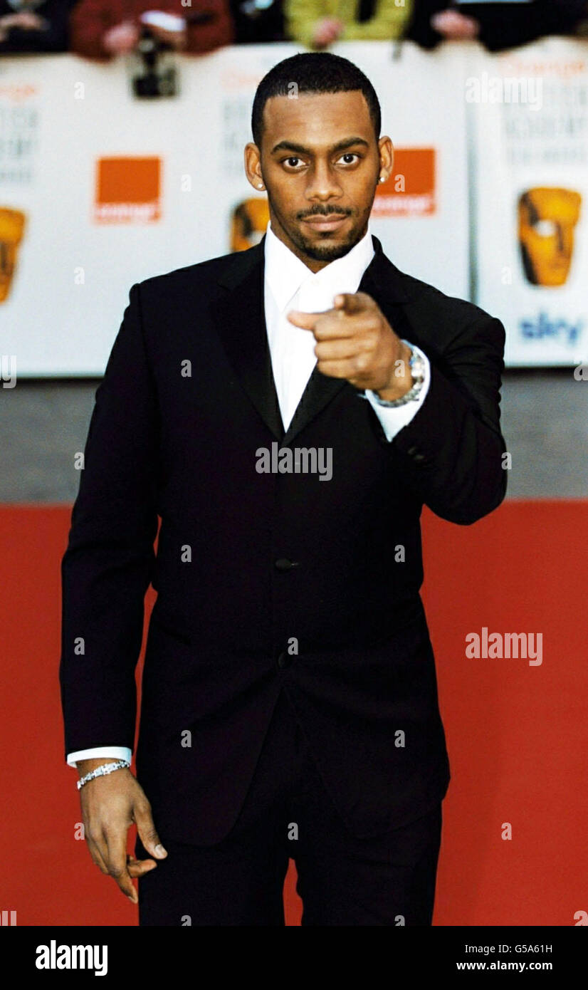 Il cantante e comico Richard Blackwood ha partecipato al concorso Orange British Academy Film Awards al cinema Odeon, in Leicester Square di Londra. 12/03/01: Blackwood sta collaborando con la polizia per aiutare a educare le persone sui loro diritti di stop e di ricerca. * insieme a Gurbux Singh, presidente della Commissione per l'uguaglianza razziale, Blackwood sosteneva un'iniziativa pubblicitaria dell'Associazione delle autorità di polizia. La campagna - Stop and Search, Know Your Rights - segue una raccomandazione contenuta nel rapporto sulla morte dell'adolescente nero Stephen Lawrence, assassinato dai razzisti a Londra nel 1993. Foto Stock