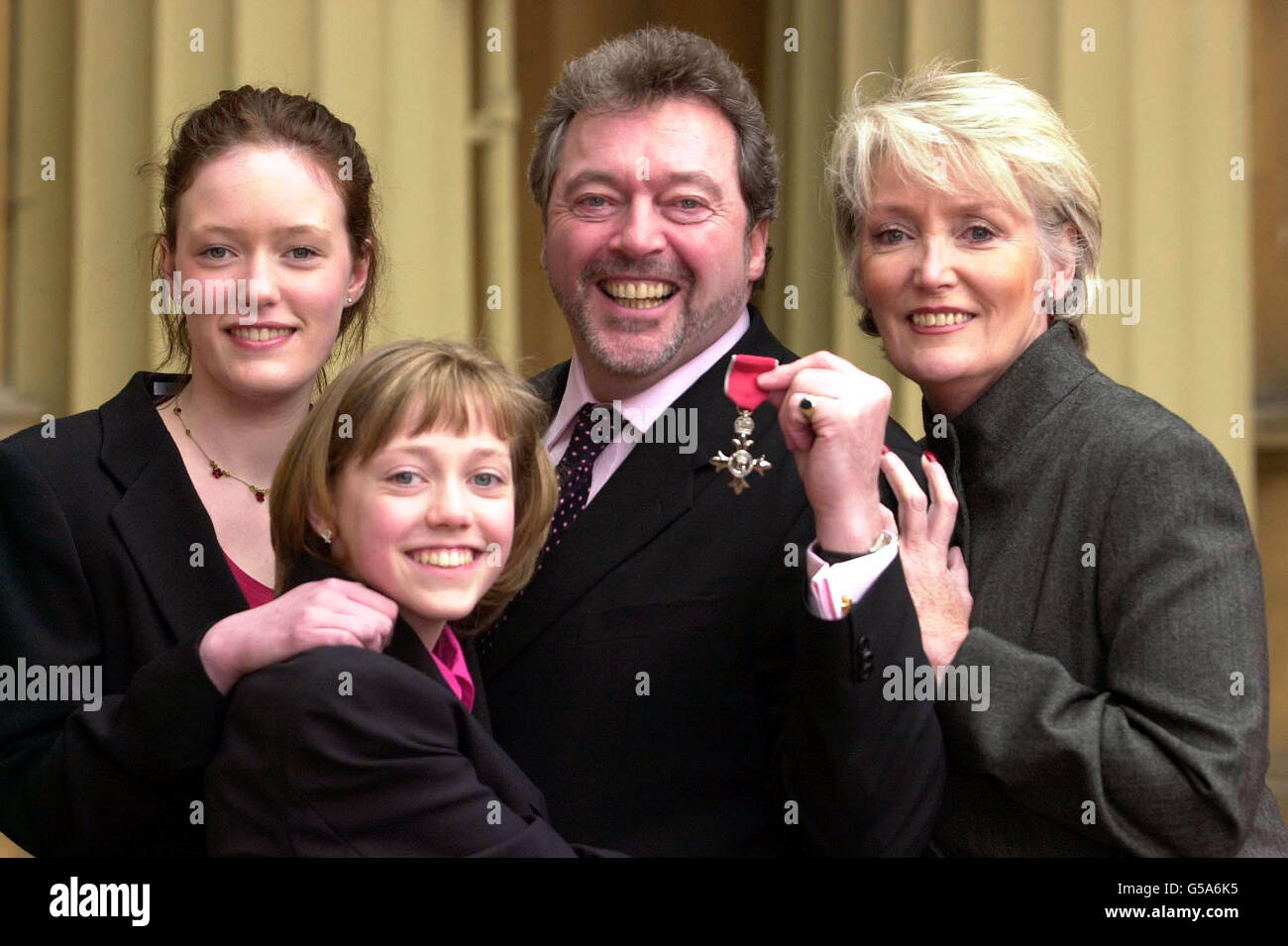Personalità televisiva Jeremy Beadle con sua moglie sue e le figlie Cassie, 15, a sinistra e Bonnie, 13, a Buckingham Palace, Dove ricevette un'OBE dalla Regina. *...i telespettatori di scherzo della TV amavano odiare ricevettero il suo onore - non per i suoi programmi televisivi ma per i servizi di beneficenza, in particolare la Fondazione per i bambini con leucemia. Nell'ultimo decennio ha contribuito a raccogliere circa 10 milioni di persone per buone cause. Dall'inizio degli anni '80 alla metà degli anni '90, Beadle è stato un fenomeno televisivo con Game for A ridere, Beadle's About, e tu sei stato incorniciato. Foto Stock