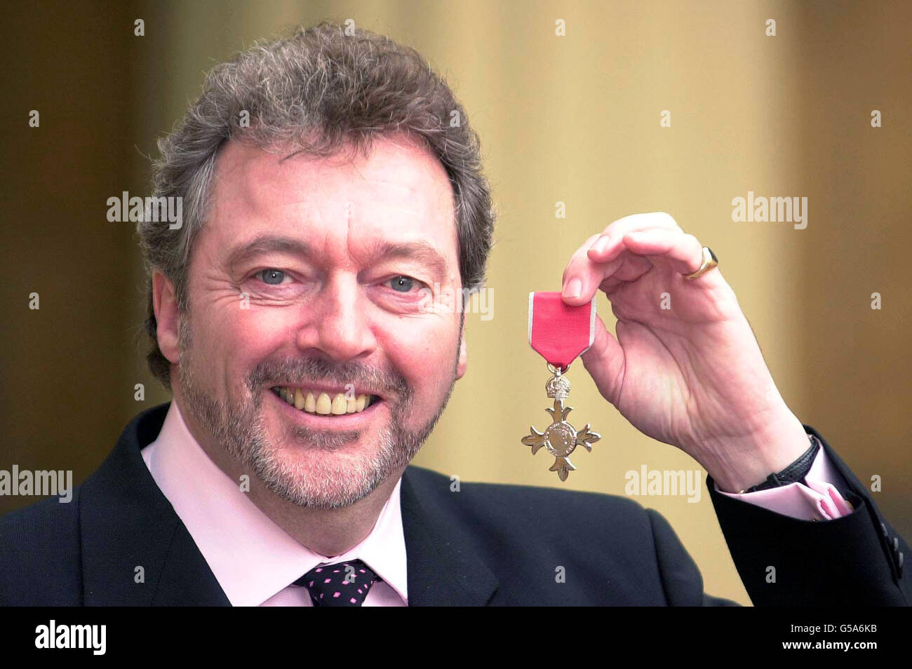 Personalità televisiva Jeremy Beadle a Buckingham Palace, dove riceveva un OBE dalla Regina. I telespettatori di scherzi pratici della TV amavano odiare ha ricevuto il suo onore per i servizi alla carità, in particolare la Fondazione per i bambini con leucemia. *... Nel corso dell'ultimo decennio ha contribuito a raccogliere circa 10 milioni di persone per le buone cause. Dai primi anni '80 alla metà degli anni '90, Beadle è stato un fenomeno televisivo con Game for A Ride, Beadle's About, e sei stato incorniciato. Foto Stock