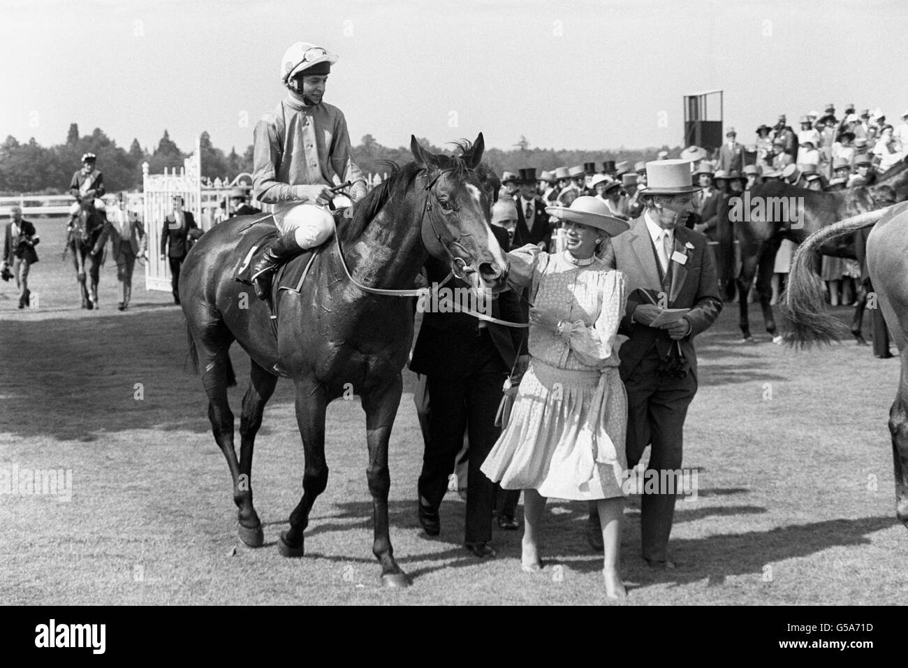 'Gildoran', con Steve Cauthen in su, raffigurato con Susan Sangster, moglie del proprietario, dopo aver vinto la Coppa d'oro Ascot con probabilità di 10-1. Il colt addestrato di Barry Hills ha stabilito un nuovo record di corso di 4 minuti 10.81 secondi. Foto Stock
