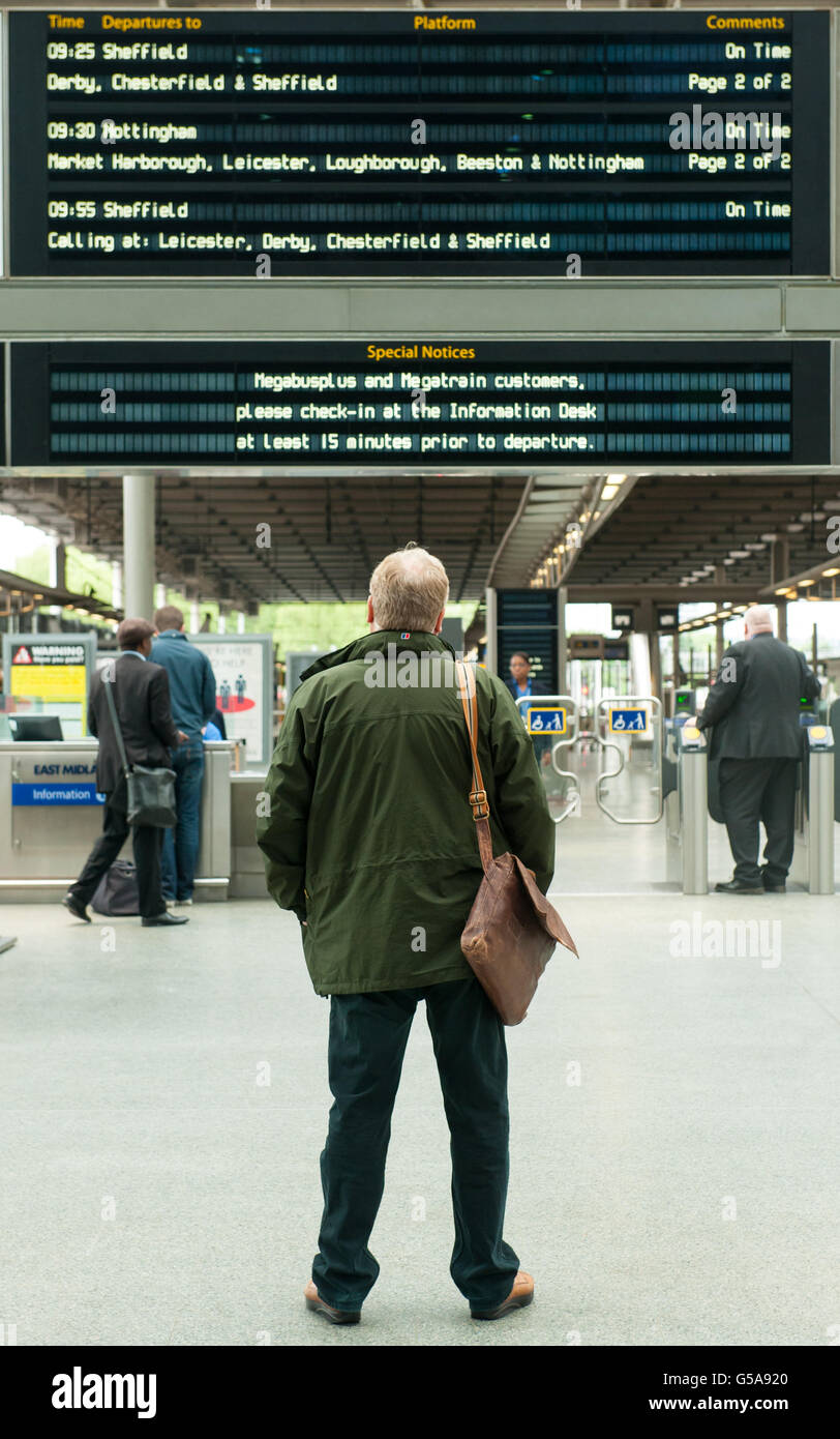 I passeggeri del treno aspettano di salire a bordo dei treni alla stazione ferroviaria di St Pancras, nel centro di Londra, come un &Acirc;&Pound; 9.4 miliardi di progetti ferroviari, tra cui &Acirc;&Pound; 4.2 miliardi di nuovi schemi, è stato annunciato oggi dal governo. Foto Stock