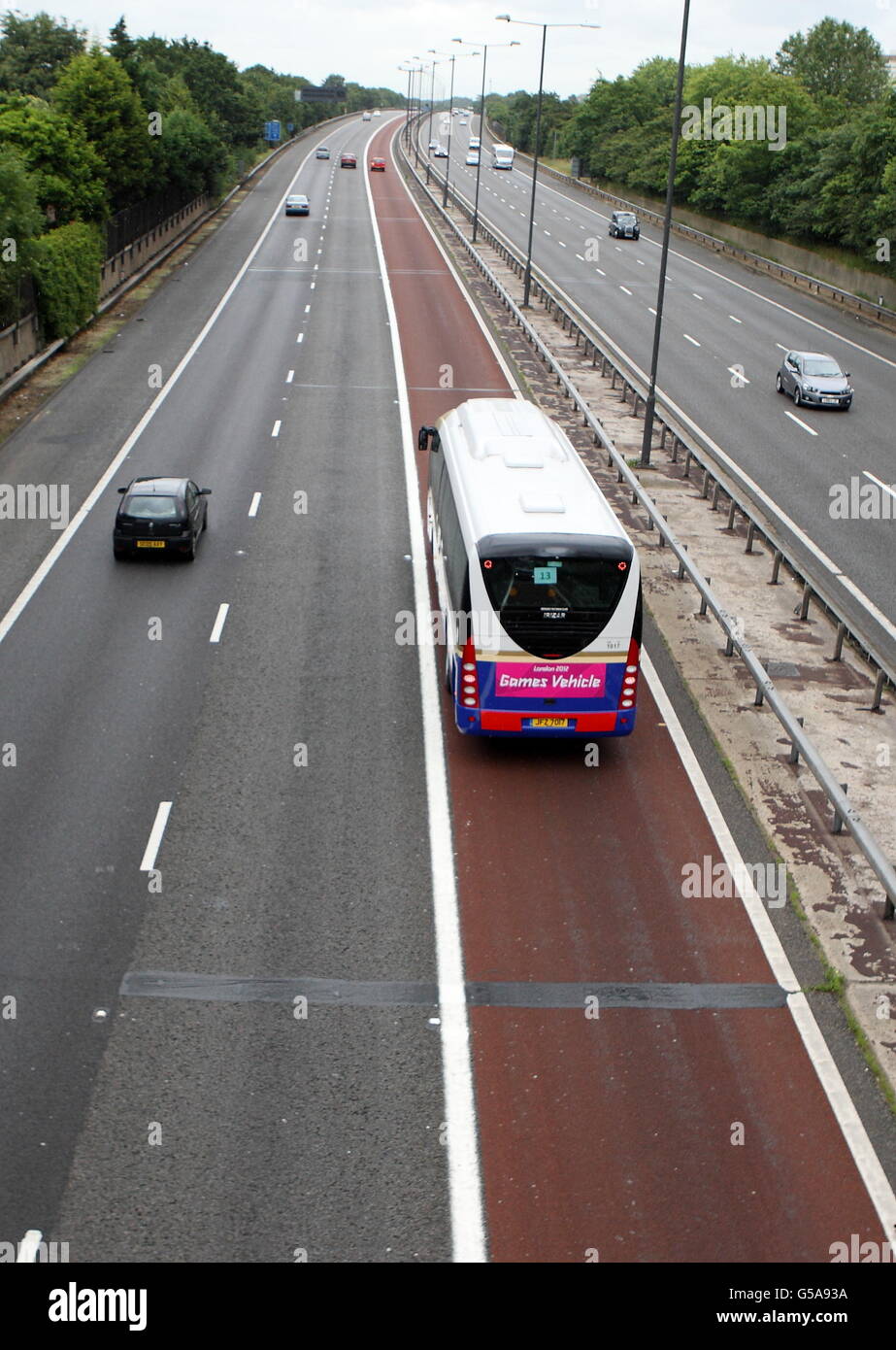 Un veicolo ufficiale delle Olimpiadi (a destra) utilizza il primo della rete di rotte olimpiche (ORN), che è entrato in funzione oggi sull'autostrada M4. Foto Stock