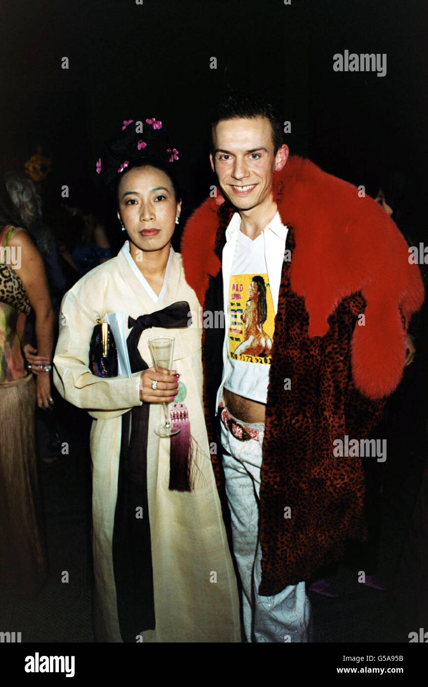 Lo stilista di moda Arkadius alla serata di gala Jimmy Choo Couture in aiuto della Campagna di Tommy al Victoria and Albert Museum Londra Foto stock Alamy