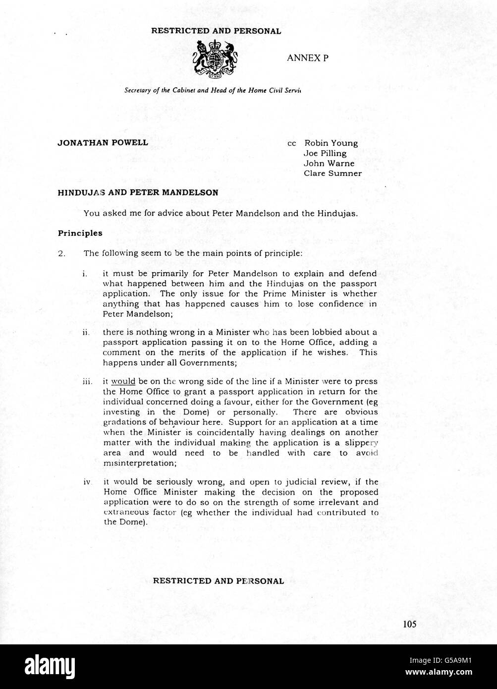 Un memorandum di Sir Richard Wilson, Segretario del Gabinetto, a Jonathan Powell, Capo di Stato maggiore del primo Ministro, come incluso nell'inchiesta di Sir Anthony Hammond su qualsiasi condotta impropria sul caso del passaporto Hinduja. Foto Stock