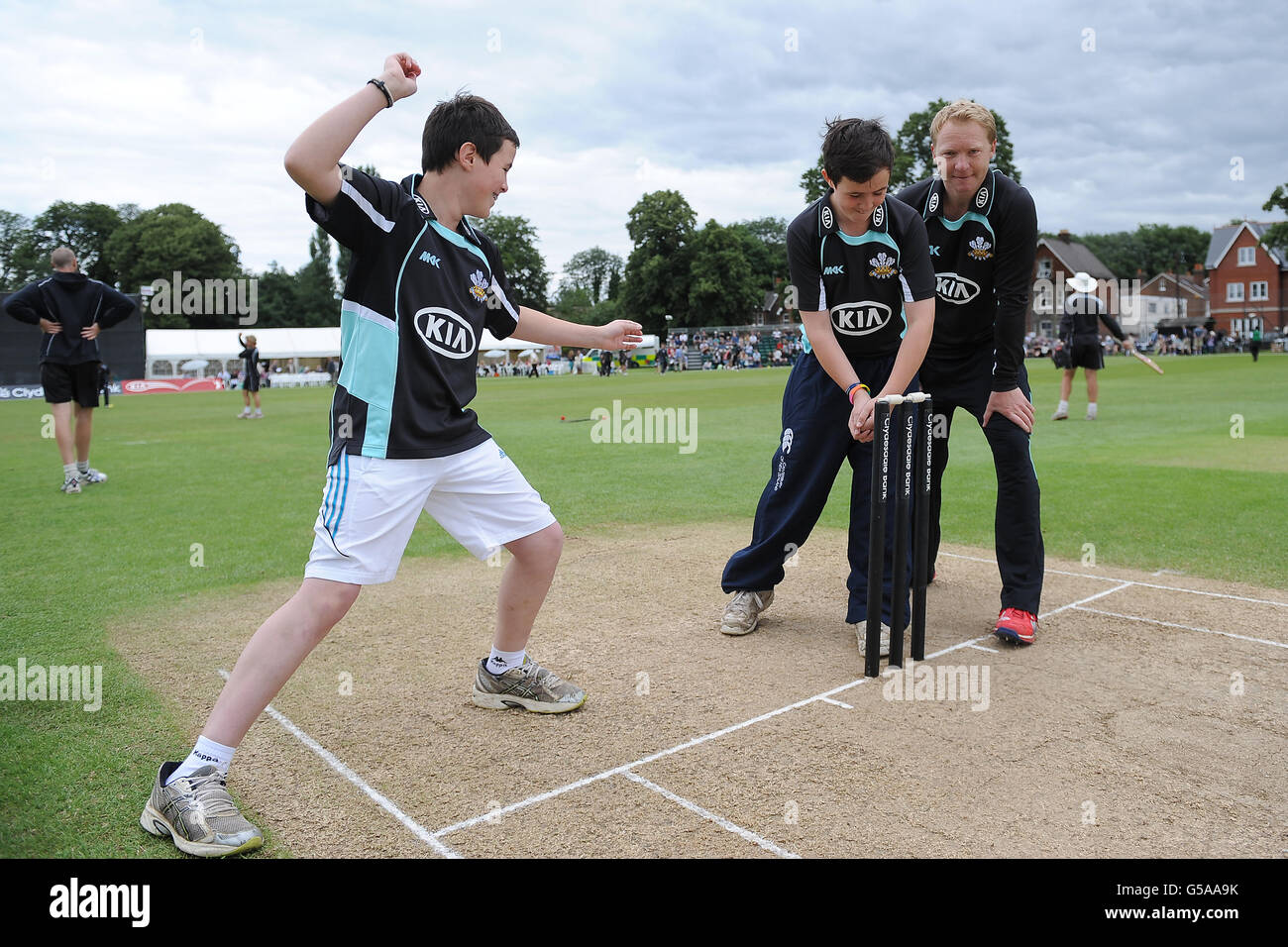 Cricket - Clydesdale Bank 40 - Gruppo B - Surrey Lions / Nottinghamshire Outlaws - The Sports Ground. Gareth Batty dei Surrey Lions (a destra) incontra le mascotte del giorno Foto Stock