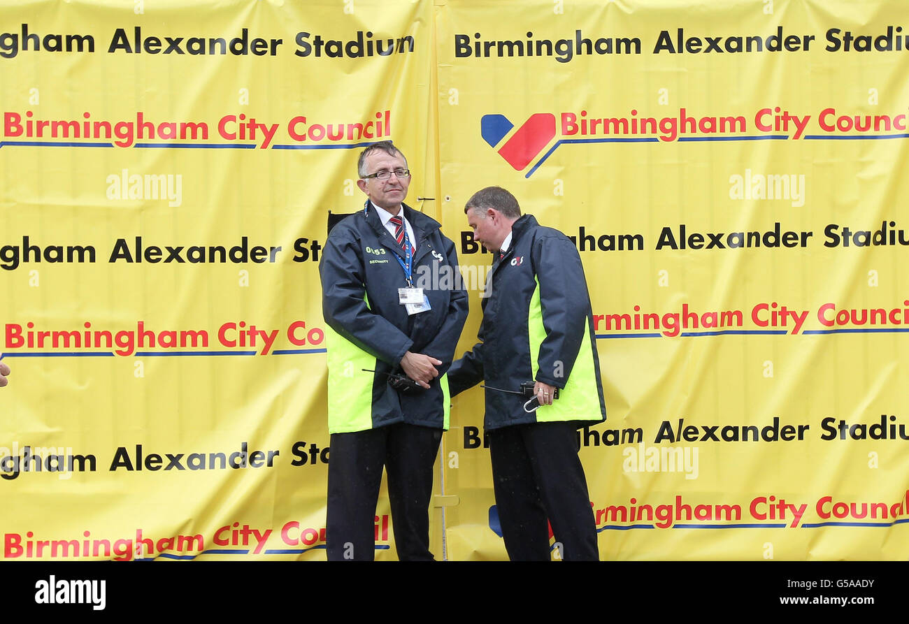 Le guardie di sicurezza G4S controllano un cancello all'Alexandra Stadium, Birmingham. Foto Stock