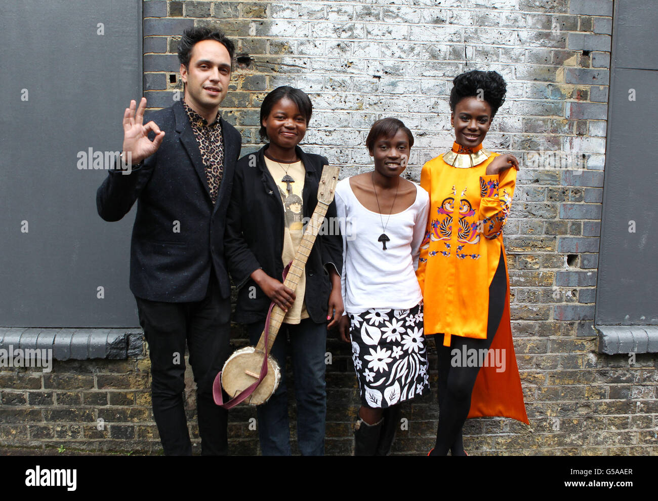 Gli orfani malawiani Madolo (seconda a sinistra) e sua sorella Grace con Dan Smith (a sinistra) e Shingai Shoniwa (a destra) di Noisettes partecipano a una prova per il BT River of Music presso gli studi di prove di John Henry, a Londra. PREMERE ASSOCIAZIONE foto. Data immagine: Mercoledì 18 luglio 2012. Il credito fotografico dovrebbe essere: Sean Dempsey/PA Wire Foto Stock