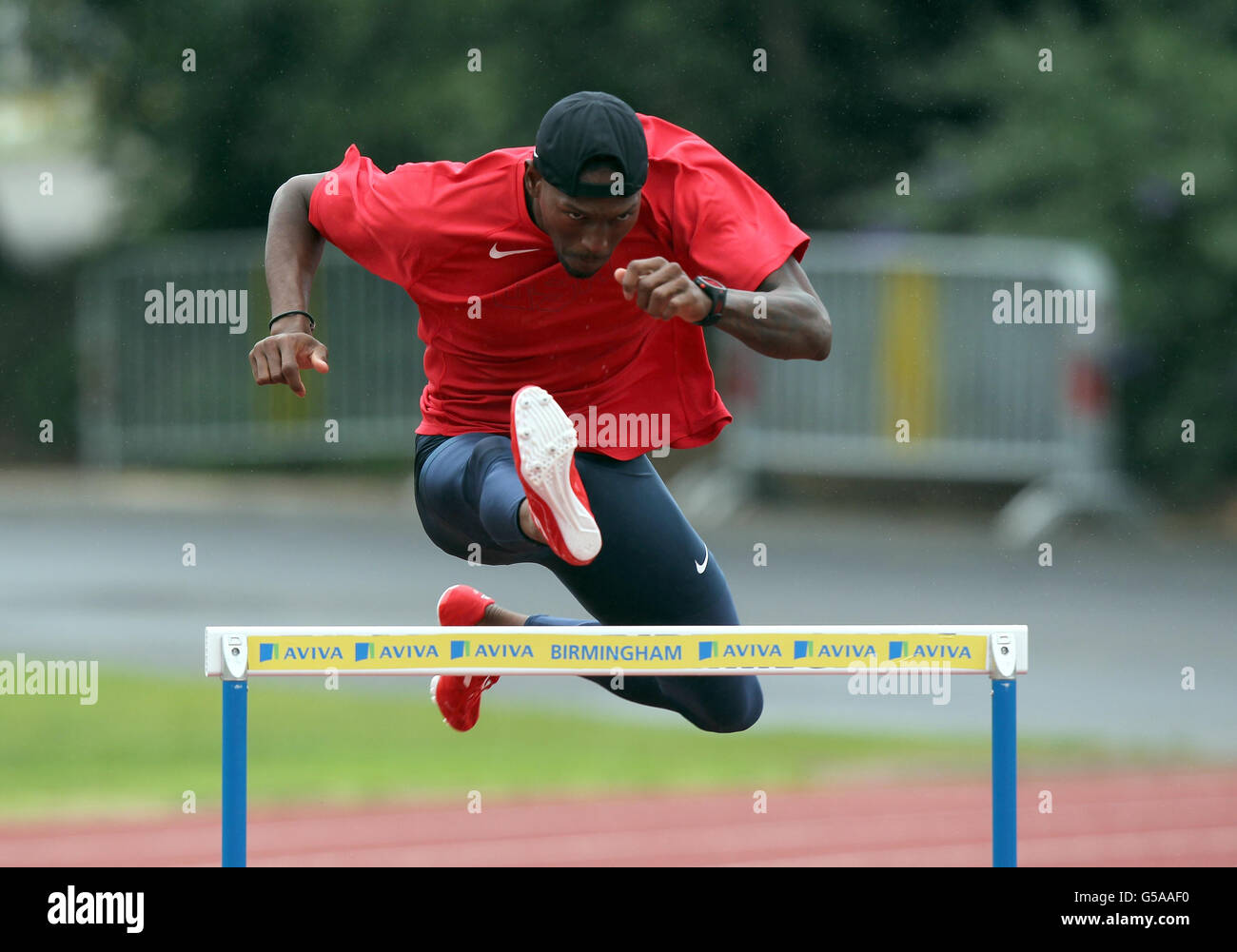 L'hurdler statunitense Michael Tinsley, di 400 metri, durante una sessione di allenamento all'Alexandra Stadium di Birmingham. Foto Stock
