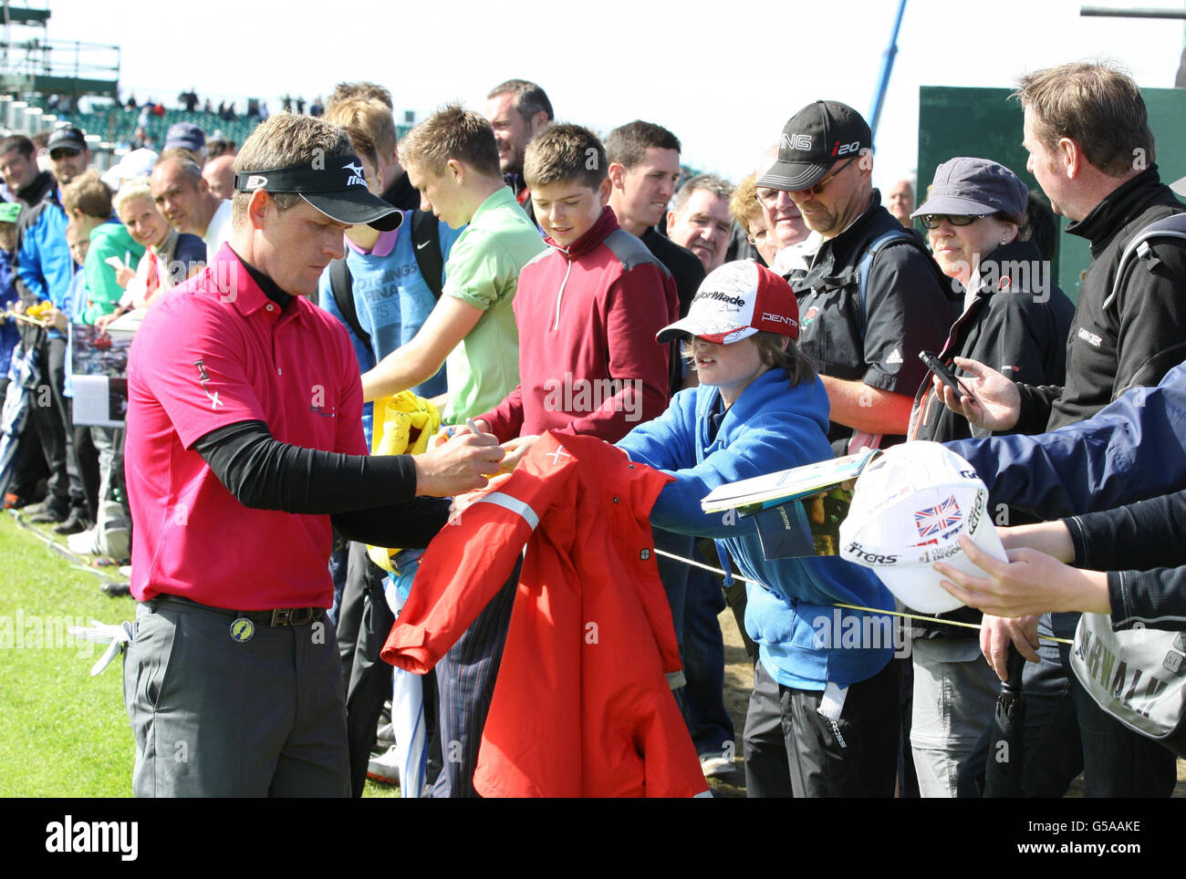 L'inglese Luke Donald firma autografi durante la quarta giornata di prove per l'Open Championship 2012 al Royal Lytham & St. Annes Golf Club, Lytham & St Annes. Foto Stock