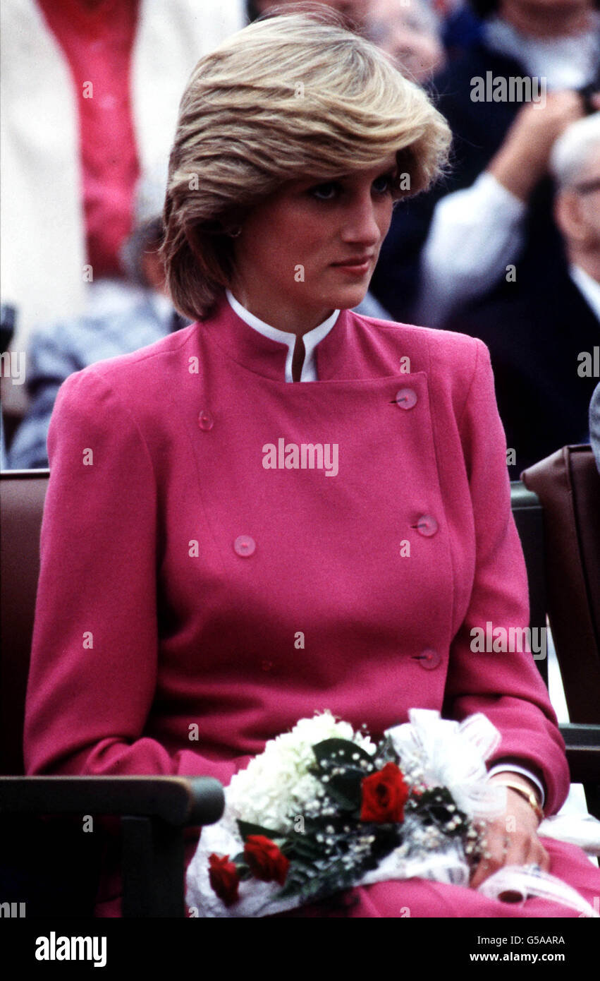 Un primo piano della Principessa del Galles durante una visita a Montague sull'Isola del Principe Edoardo, Canada. Indossa una giacca in tunica rosa cerise con colletto in stile mandarino. Foto Stock