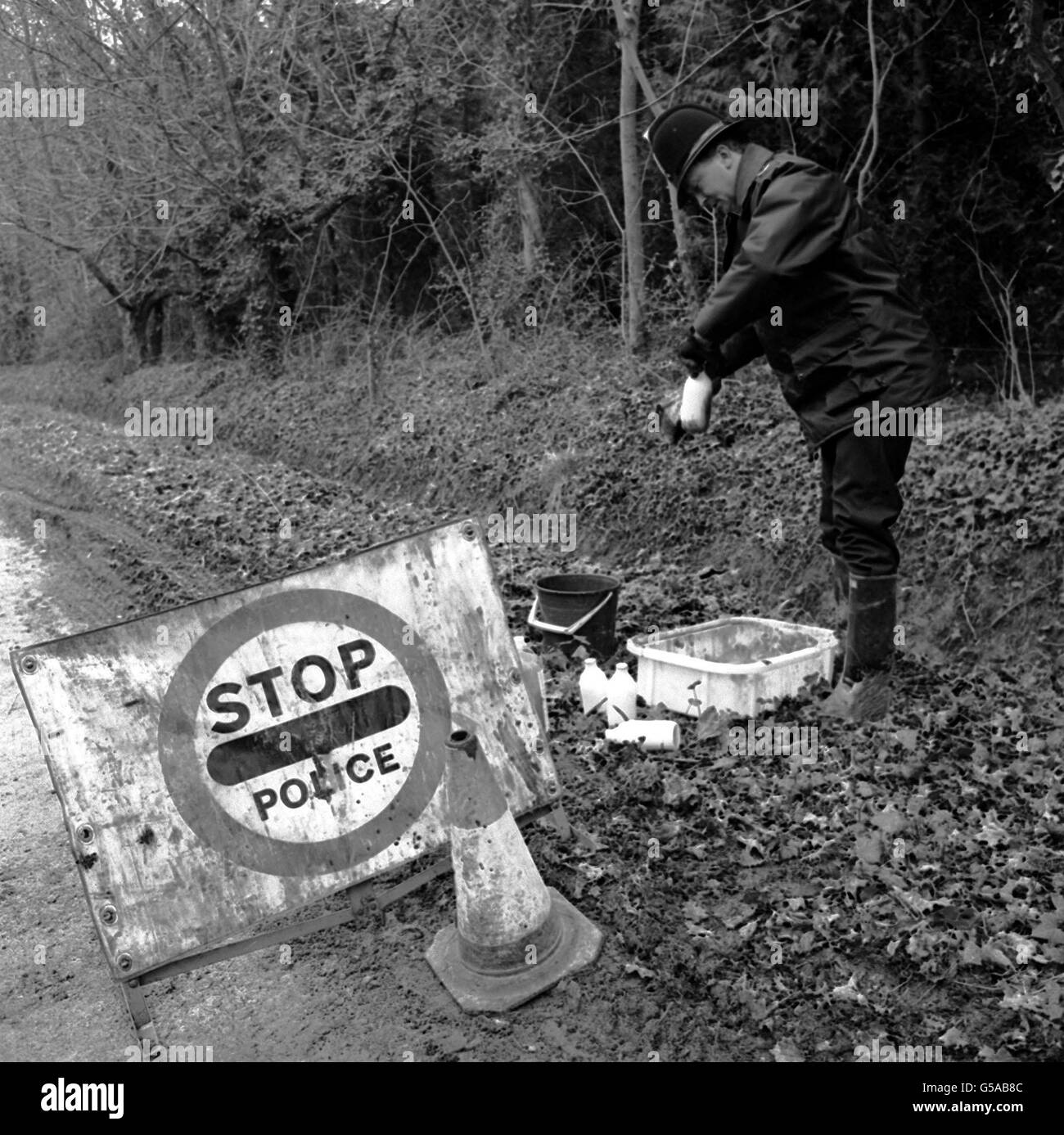 Un focolaio di afta epizootica è stato confermato il 21/03/1981 in una fattoria vicino a Yarmouth, Isola di Wight. Un poliziotto, che custodisce la zona, disinfetta la consegna giornaliera di latte in bottiglia destinato alle aziende agricole vicine. Foto Stock