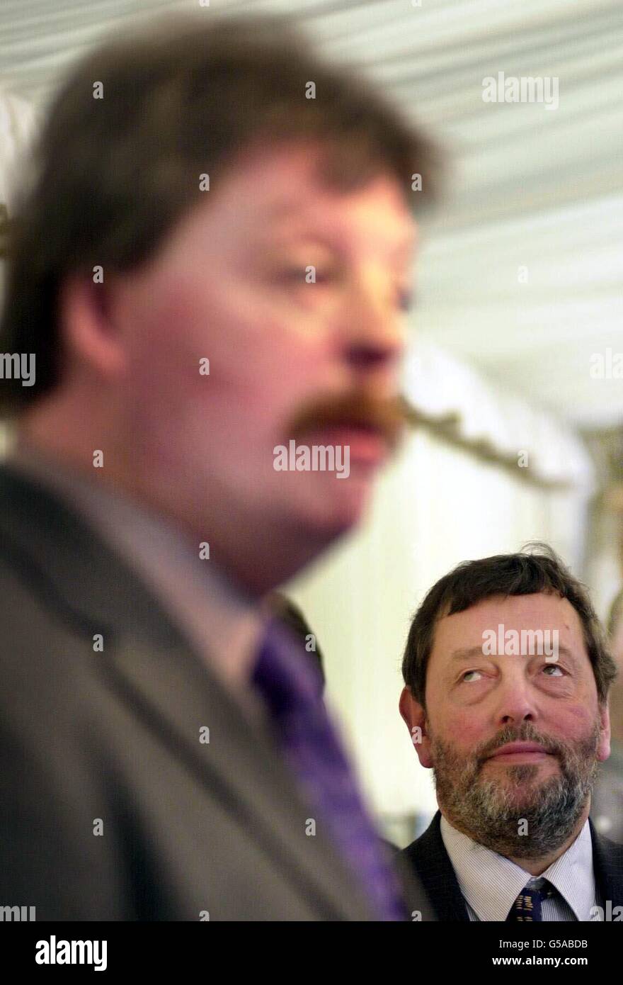 Simon Weston, sopravvissuto alla guerra dei Falklands, parla a un pranzo Ascolta dal Segretario all'Istruzione David Blunkett (R), per promuovere la sua carità, Weston Spirit, per i giovani in età diasdvantata, alla Camera dei Comuni di Londra. * Weston, ex guardiana gallese di 38 anni, è stato ispirato a passare al lavoro di beneficenza dopo essere stato gravemente bruciato durante la guerra delle Falklands. Ha co-fondato Weston Spirit nel 1988 e ha aiutato i bambini di 5,000 14-20 anni solo in quest'anno. Foto Stock