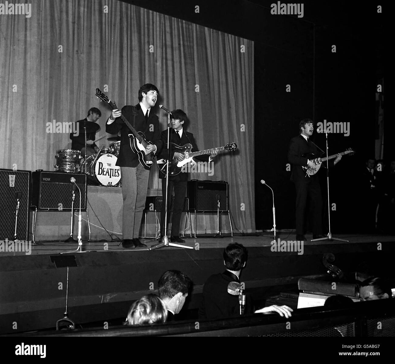 THE BEATLES 1963: I Beatles provano per la Royal Variety Performance del 1963 al Prince of Wales Theatre di Londra. (Da sinistra a destra) Ringo Starr, Paul McCartney, George Harrison e John Lennon. Foto Stock
