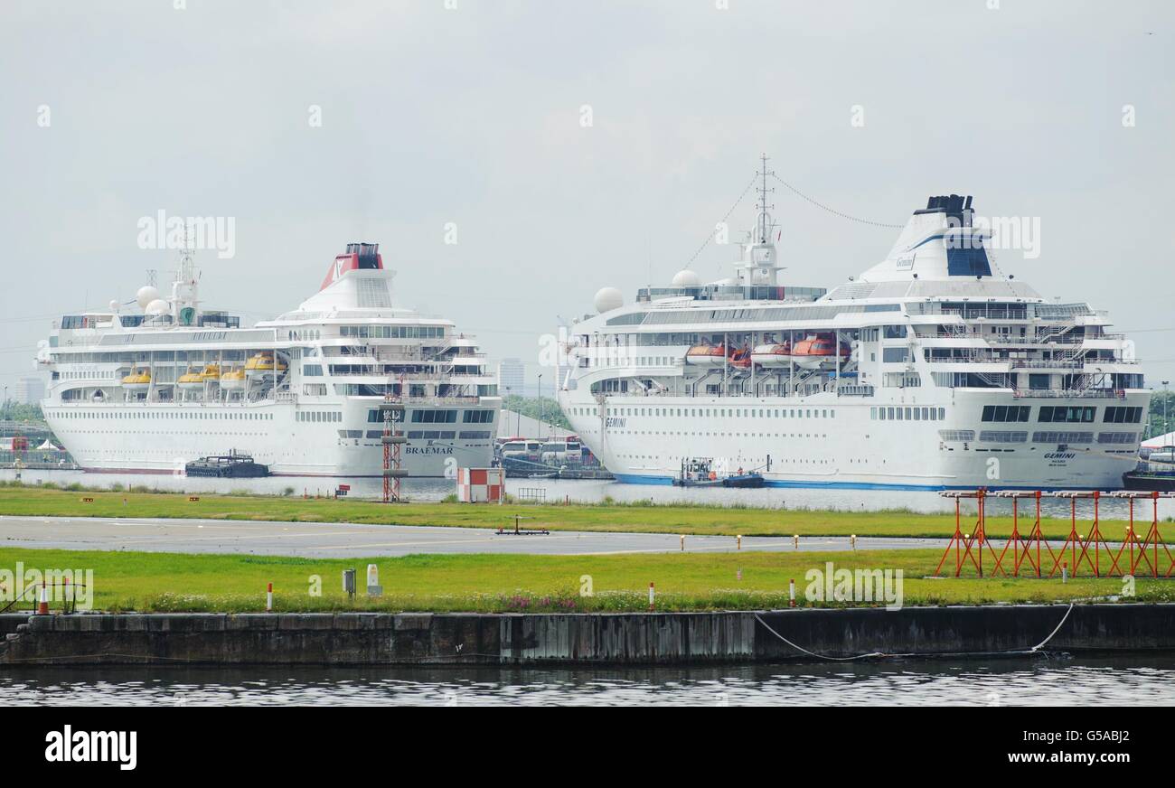 Una visione generale delle navi passeggeri Braemar (a sinistra) e Gemini nel Royal Albert Docks, a est di Londra, dove vivranno i lavoratori olimpici durante i giochi. Foto Stock
