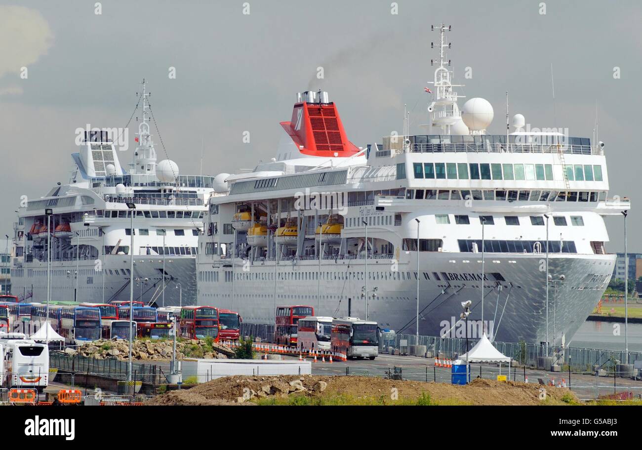 Una visione generale delle navi passeggeri Braemar (a destra) e Gemini nei Royal Albert Docks, a est di Londra, dove vivranno i lavoratori olimpici durante i giochi. Foto Stock