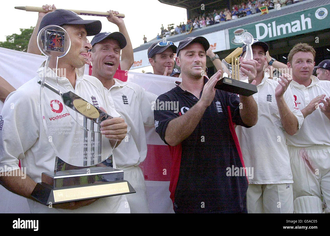 L-R: Capitano inglese Nasser Hussain con trofeo Serie, Alec Stewart, Trofeo Graham Thorpe con Man of the Match, Craig White e Robert Croft, dopo aver vinto il 3° Test e Serie al Sinalese Sports Club, Colombo, Sri Lanka. Foto Stock