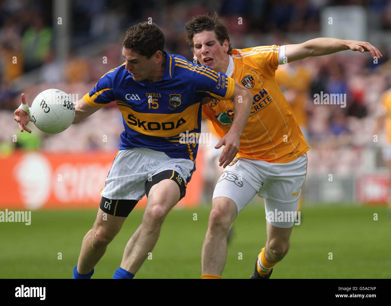 Philip Austiin di Tipperary e Kevin o'Boyle di Antrim combattono per la palla durante il loro campionato di calcio GAA All-Ireland Senior Qualifier Round 3 nello stadio di Semple, Thurles. Foto Stock