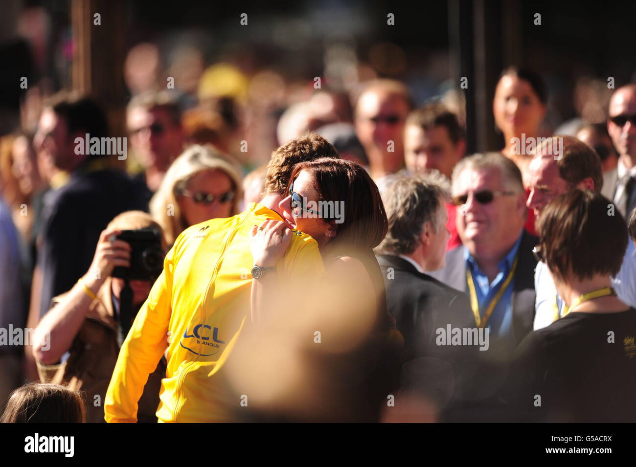 Bradley Wiggins of Sky Pro Racing di Gran Bretagna abbracca sua moglie Cath, dopo aver vinto il Tour de France 2012 a Parigi, Francia. Foto Stock