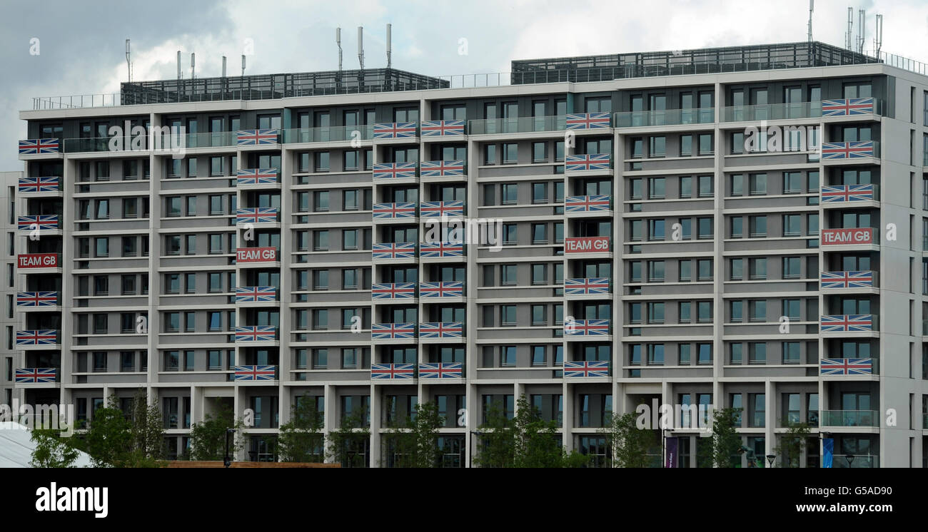 Olympics - Olympic Venue viste generali. Le bandiere Union sono appese sui balconi del villaggio dell'atleta nel parco olimpico di Stratford, Londra. Foto Stock