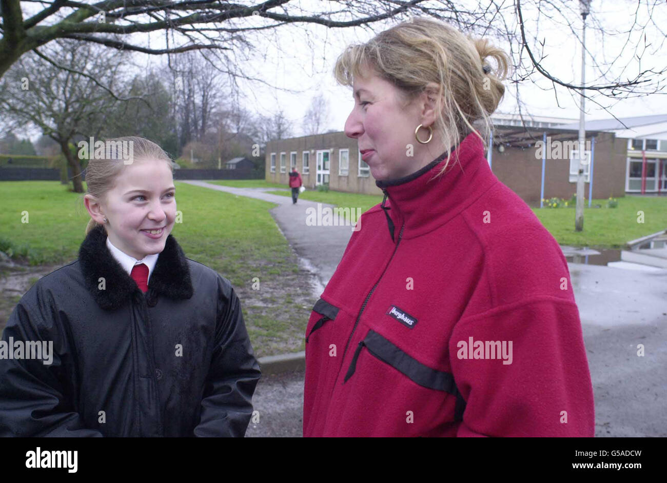 Seren Thomas, 10 anni, parla con la madre Alison Thomas prima dell'arrivo della maestra Marjorie Evans. *la signora Evans riprende il lavoro alla St Mary's Junior School, Caldicot, Galles del sud, 21/03/2001, dopo una battaglia di 18 mesi per cancellare il suo nome a seguito di accuse di aver maltrattato gli alunni. Foto Stock