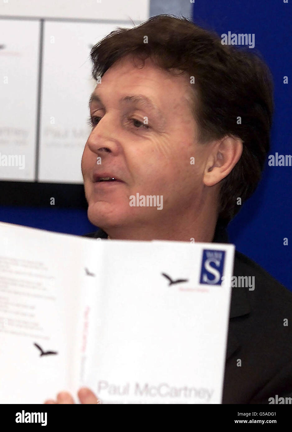 L'ex Beatle Sir Paul McCartney firma copie del suo libro di poesie a Liverpool. Una folla di oltre 1,000 persone si è riunita fuori da WH Smiths in Church Street. Sir Paul è stato portato in negozio attraverso una porta posteriore * ha firmato un numero stimato di 500 copie dell'antologia Blackbird Singing. Foto Stock