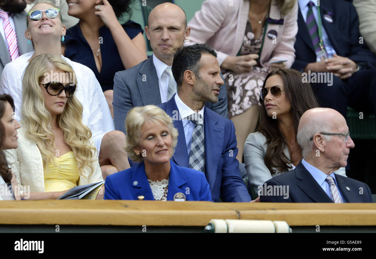 Ryan Giggs con sua moglie Stacey (a destra) nella Royal Box durante il sesto giorno dei campionati di Wimbledon 2012 all'All England Lawn Tennis Club, Wimbledon. Foto Stock