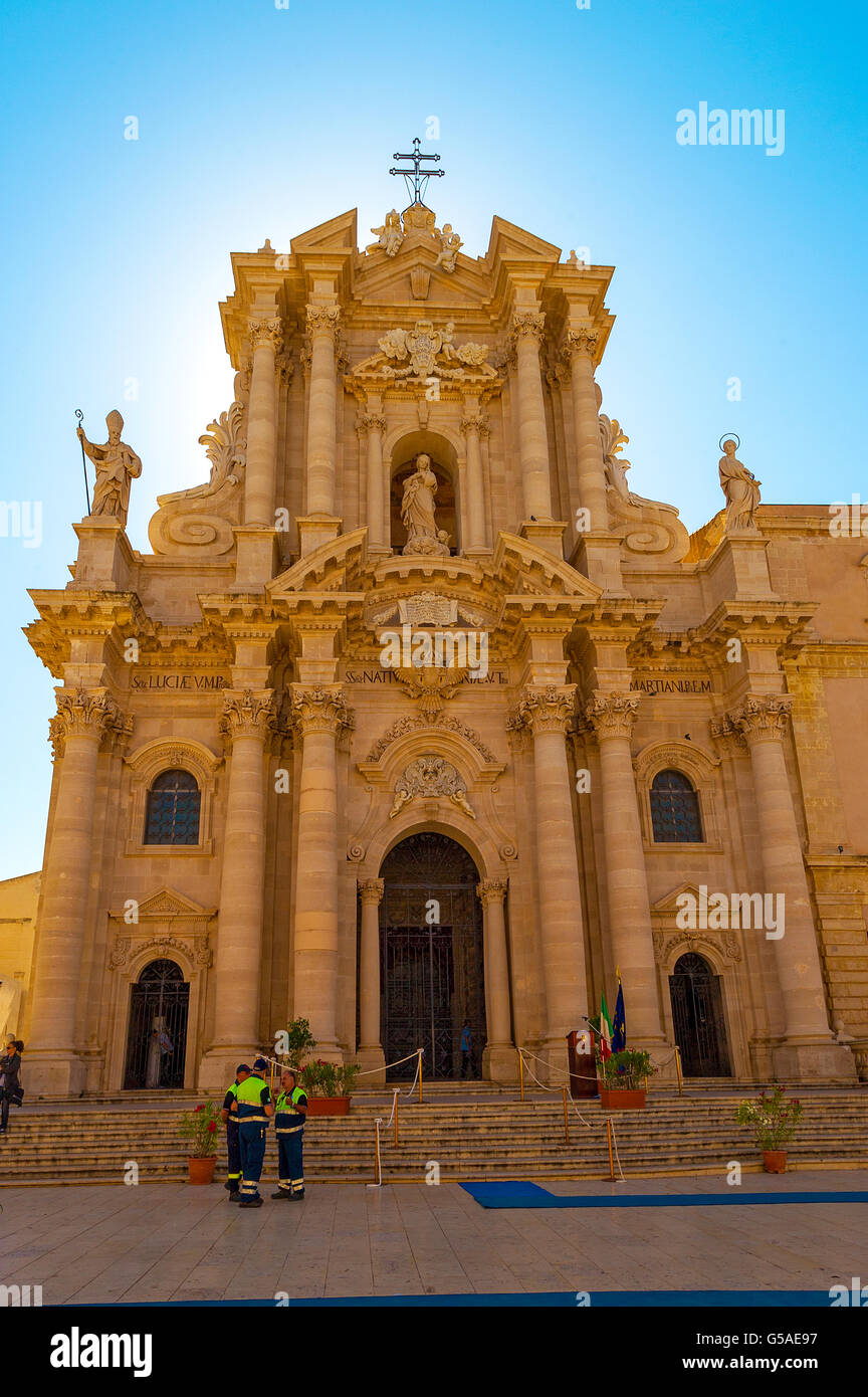 Italia Sicilia Siracusa Ortigia Piazza Duomo - Cattedrale di Santa Lucia Foto Stock