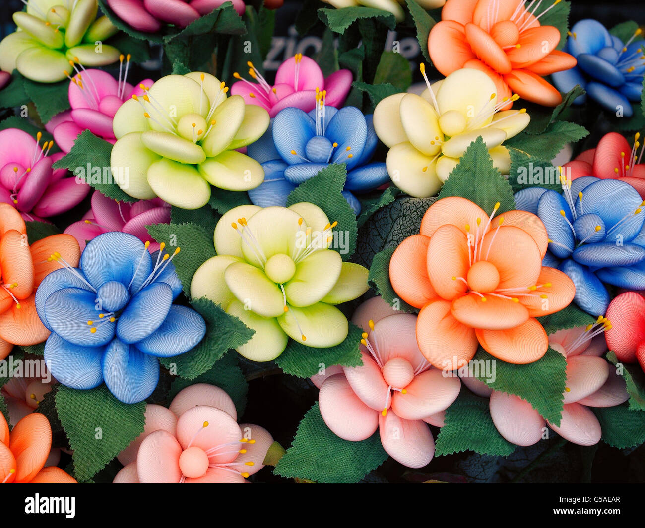 Confetti come petali per queste creazioni floreali. Tulle utilizzato per il confezionamento di ogni singolo petalo. Foto Stock