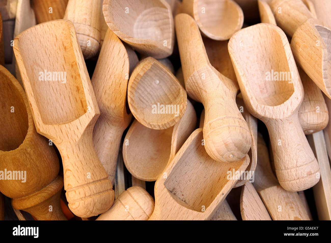 Gruppo di poco i convogliatori di legno. In vendita in un mercato di strada. Foto Stock