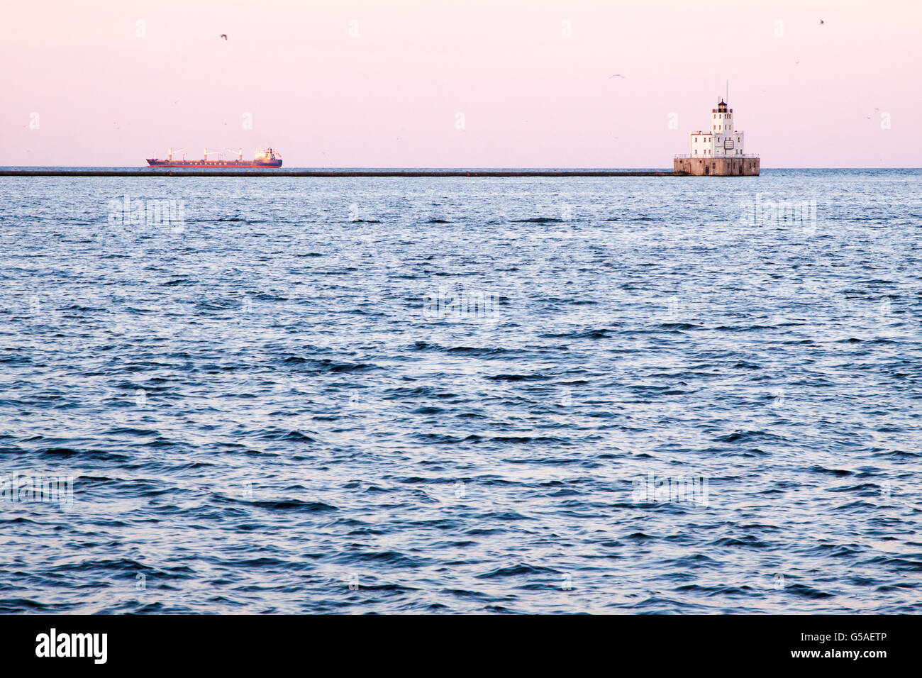 Barge passando Milwaukee frangionde faro Foto Stock