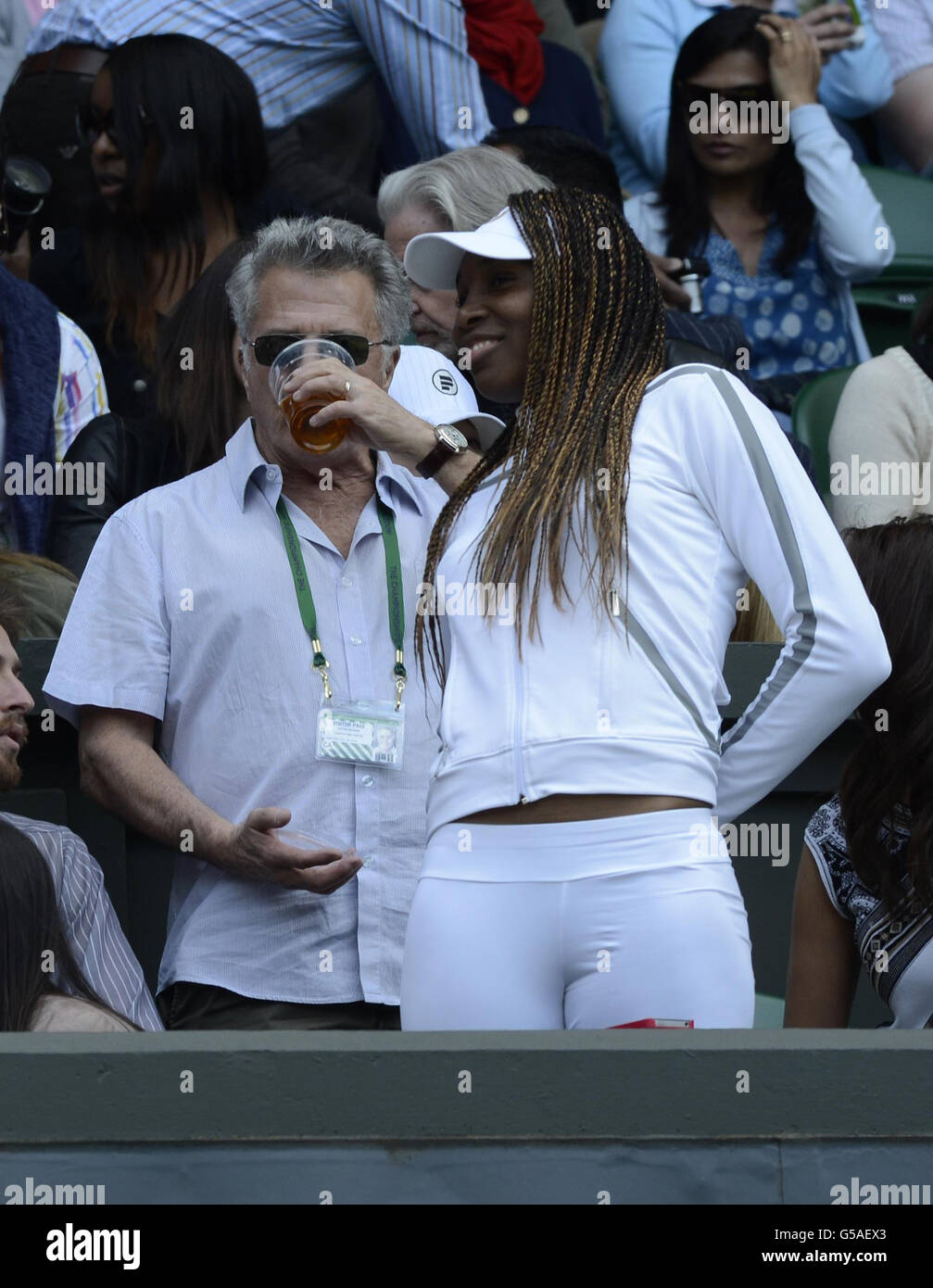 Dustin Hoffman con Venus Williams mentre guardano la Serena Williams degli Stati Uniti sul campo centrale durante il sesto giorno dei Campionati di Wimbledon 2012 all'All England Lawn Tennis Club, Wimbledon. Foto Stock