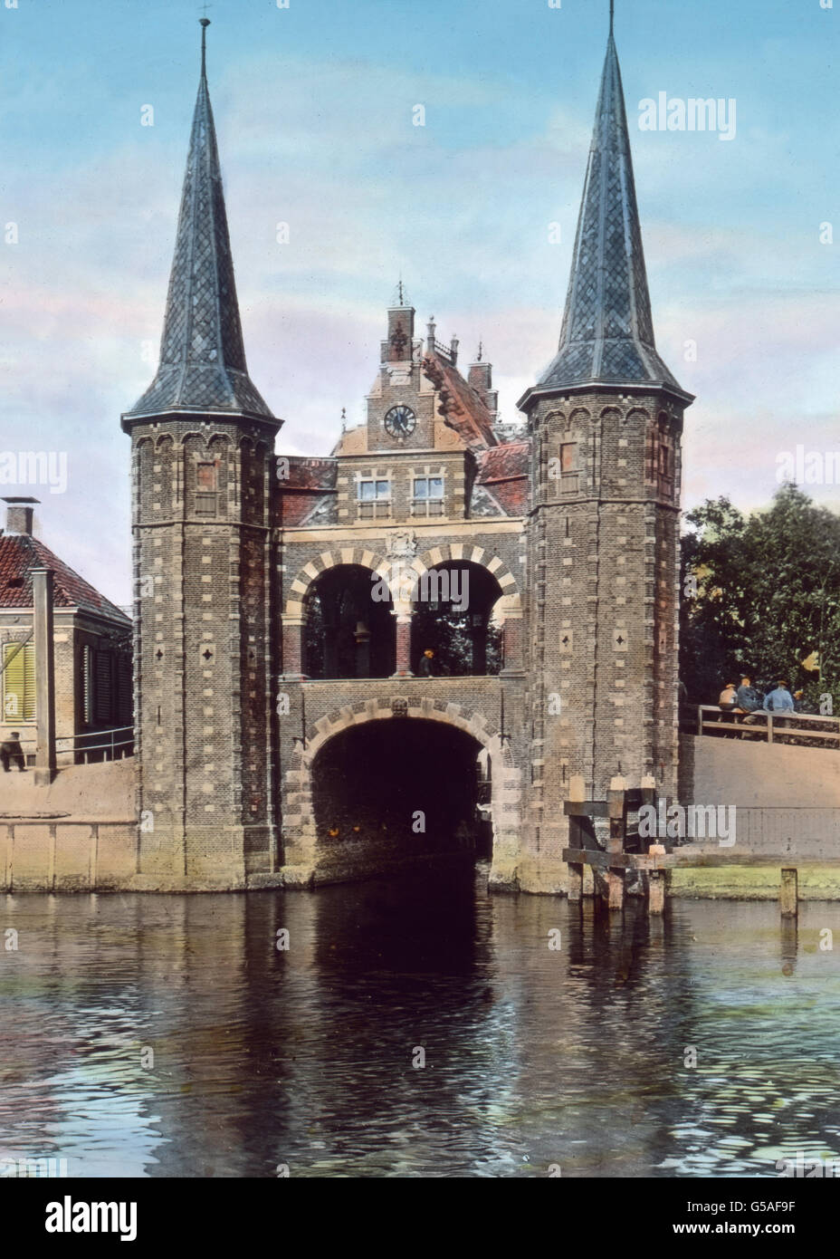 In der Provinz Friesland liegt der Ort Sneek un einem nach ihm benannten vedere. Berühmt ist in Sneek das Wassertor, ein architektonisches Glanzstück, das einen Kanal überbrückt, der Sneeker das Meer mit der Nordsee verbindet, von der wir hier nicht weit sind. Der Provinz Friesland vorgelagert sind die friesischen isole, die ihre Fortsetzung in den deutschen ostfriesischen Isole Borkum, Norderney, RSU. finden. Paesi Bassi, 1910S, 1920s, xx secolo, archivio, Carl Simon, viaggi, storia, storico, gate, torri, architettura, acqua, Frisia, punto di riferimento Foto Stock