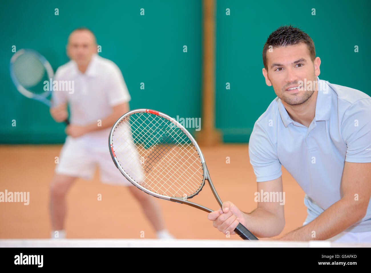 Due uomini pronti per una partita di tennis Foto Stock