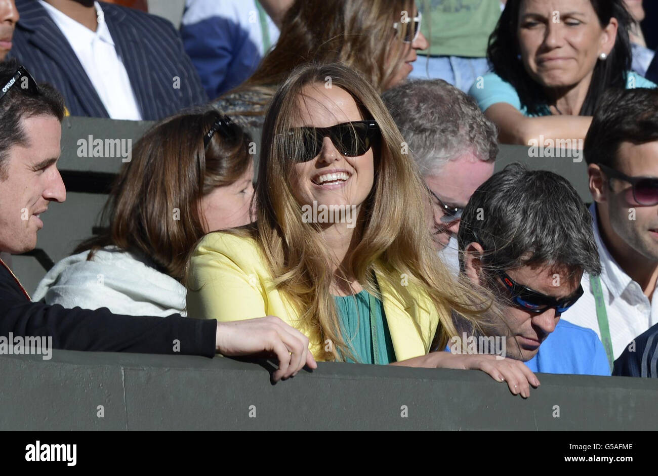 Kim Sears, fidanzata di Andy Murray, in Gran Bretagna, arriva a guardarlo sul Center Court durante il sesto giorno dei Campionati di Wimbledon 2012 all'All England Lawn Tennis Club di Wimbledon. Foto Stock