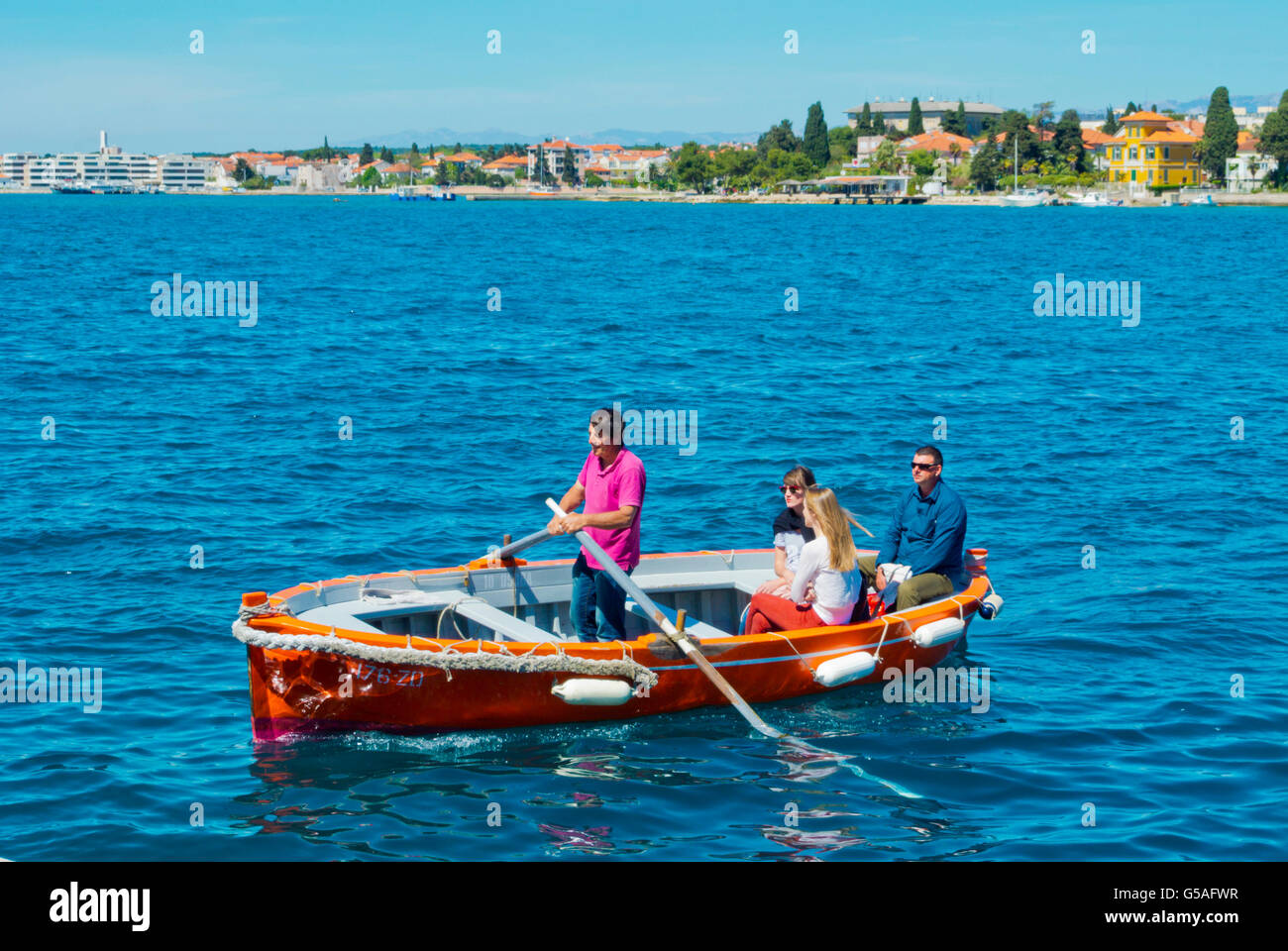 Zadarski barkajoli, giro in barca uomo di Zara, attraversando il porto dei traghetti, Zara, Dalmazia Settentrionale, Croazia Foto Stock
