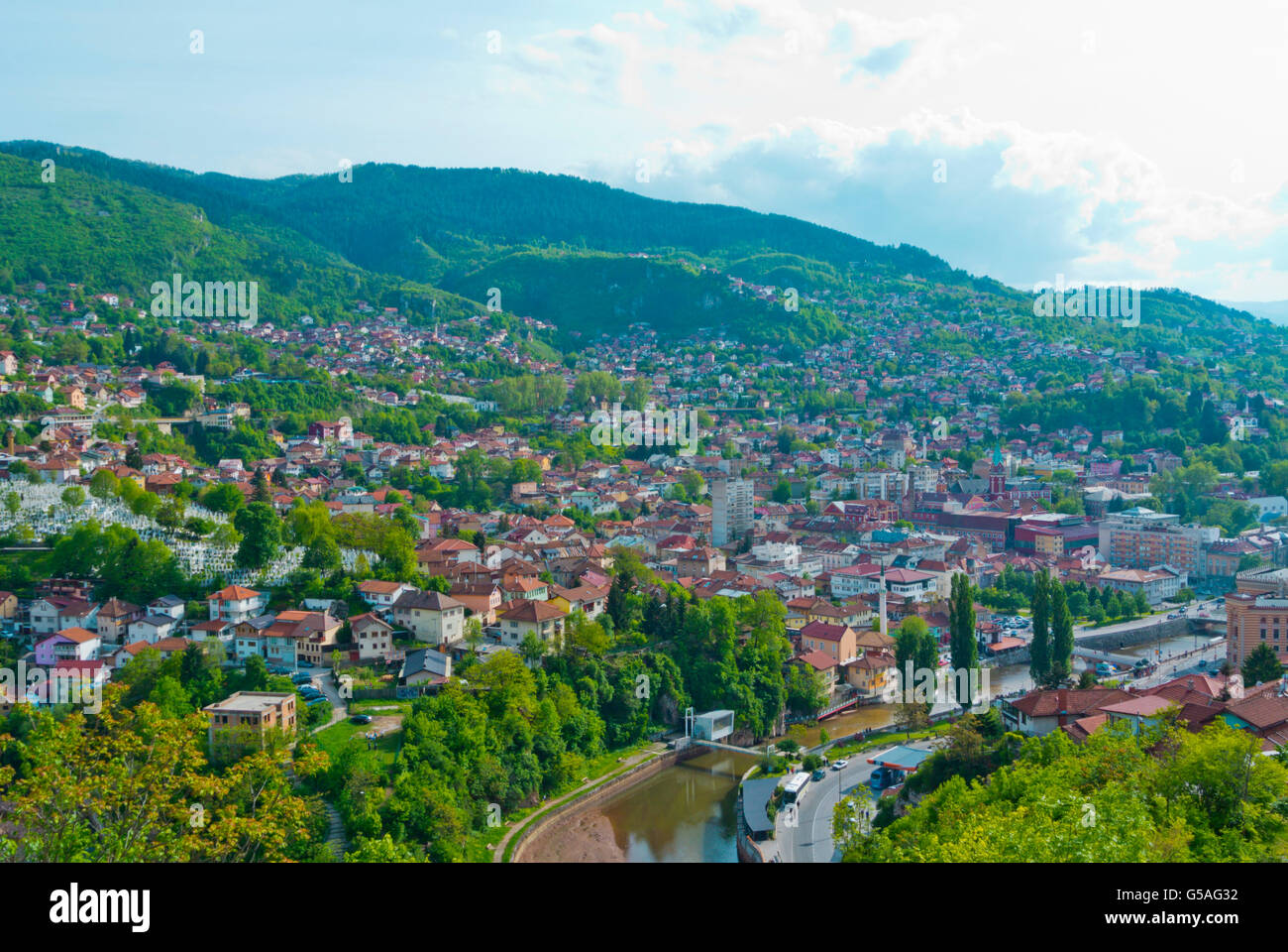 Vista verso il fiume Miljacka e Bistrik e distretti Hrid, dal Tabija Zuta, giallo fortezza, Sarajevo, Bosnia ed Erzegovina Foto Stock