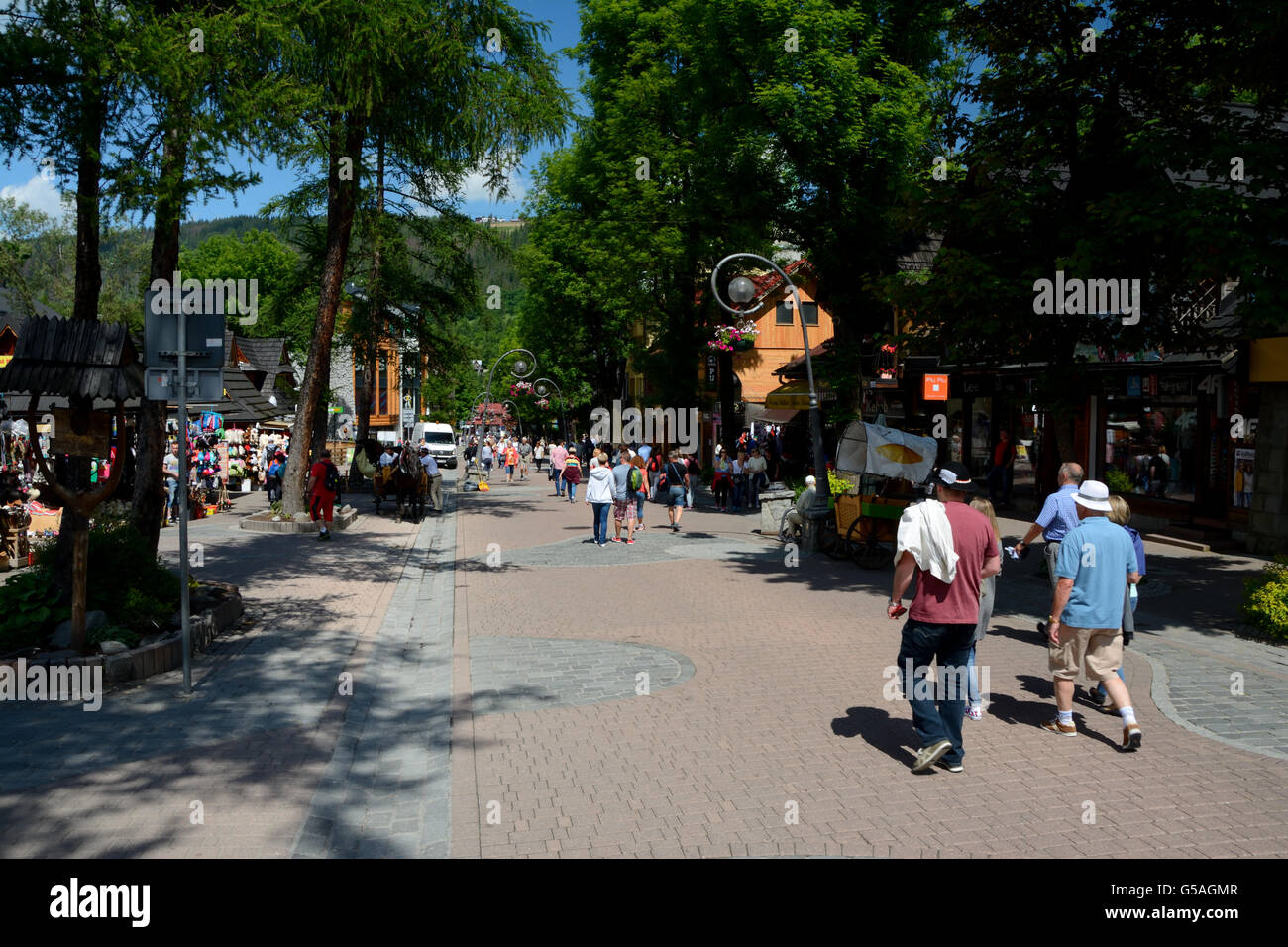 Zakopane, Polonia - 15 Giugno 2016: Krupowki street a Zakopane in Polonia. Persone non identificate visibile. Foto Stock