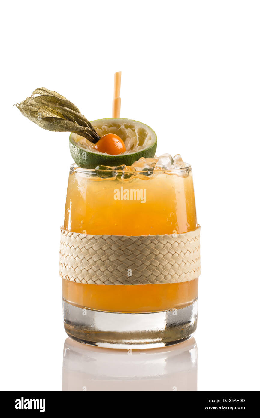 Cocktail con litchi nel bicchiere old fashioned isolati su sfondo bianco  Foto stock - Alamy