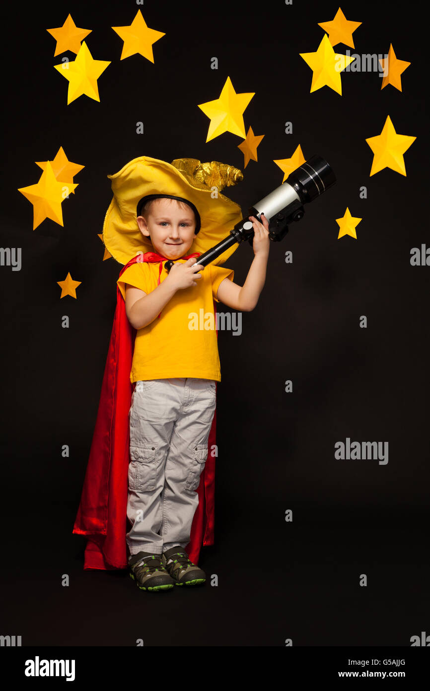 Kid ragazzo giocando sky watcher con un telescopio Foto Stock