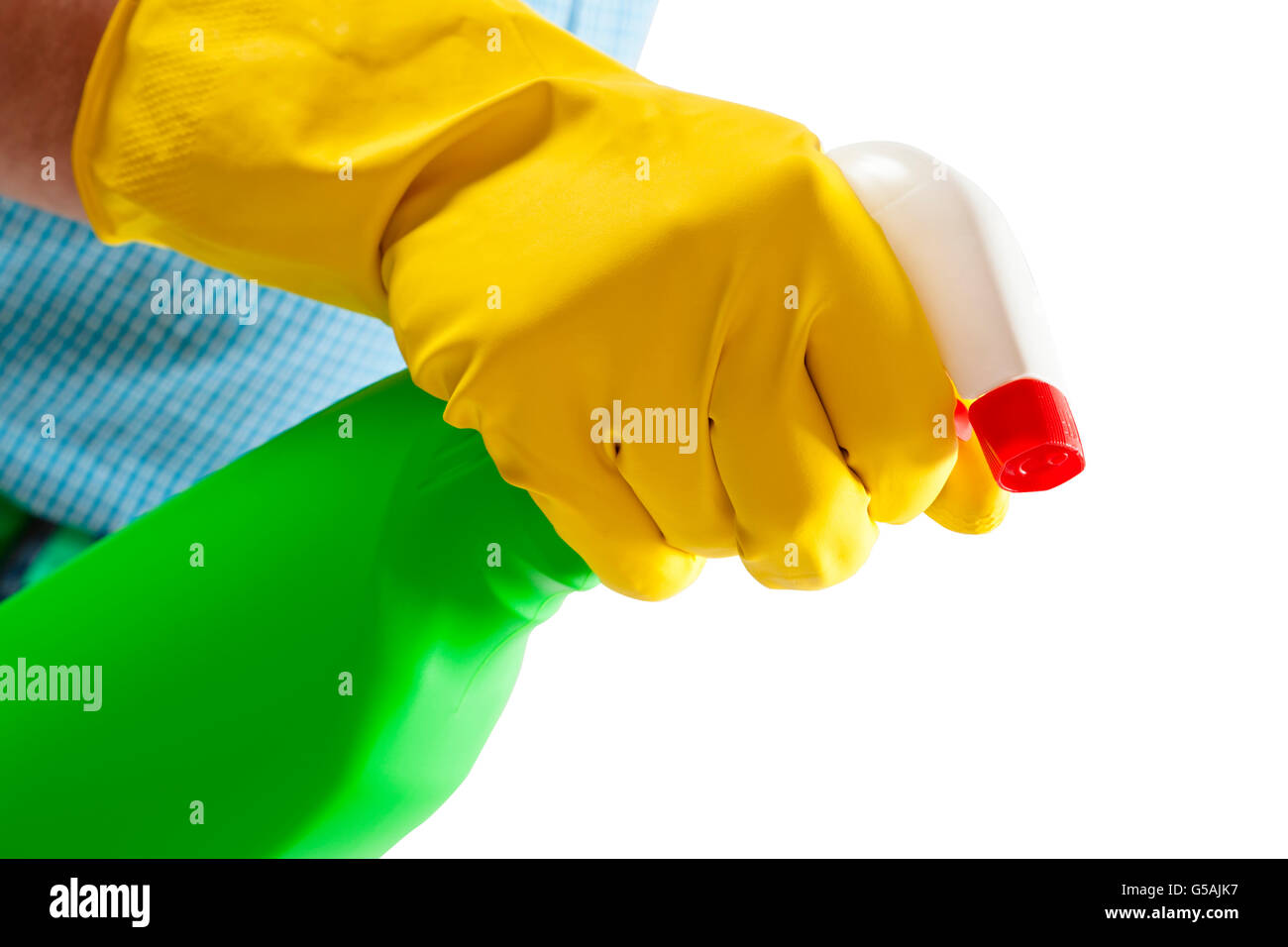 Pulizia di Primavera concetto. Persona in possesso di un flacone spray e la spruzzatura di un prodotto per la pulizia. Isolato su uno sfondo bianco Foto Stock