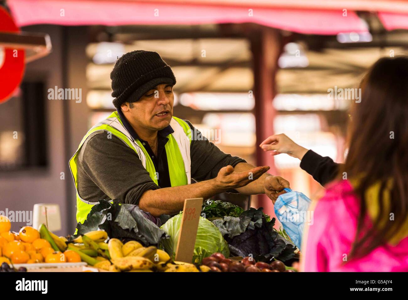 Produrre e sui prodotti venduti nel vecchio mercato di Victoria nella città di Melbourne, Australia Foto Stock