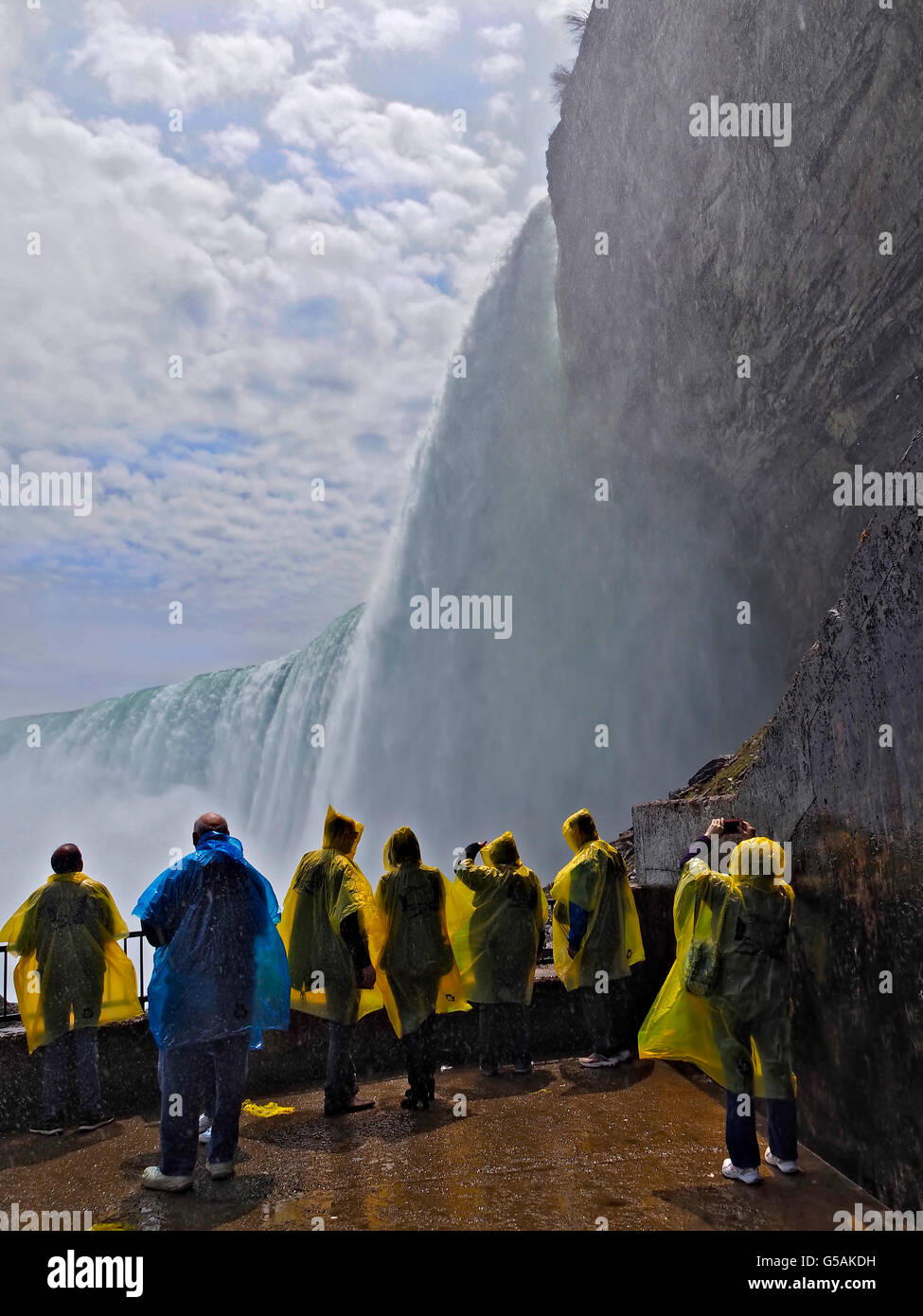 I turisti la visualizzazione di acqua oltre a Cascata Horseshoe caps Cascate del Niagara in Canada Foto Stock