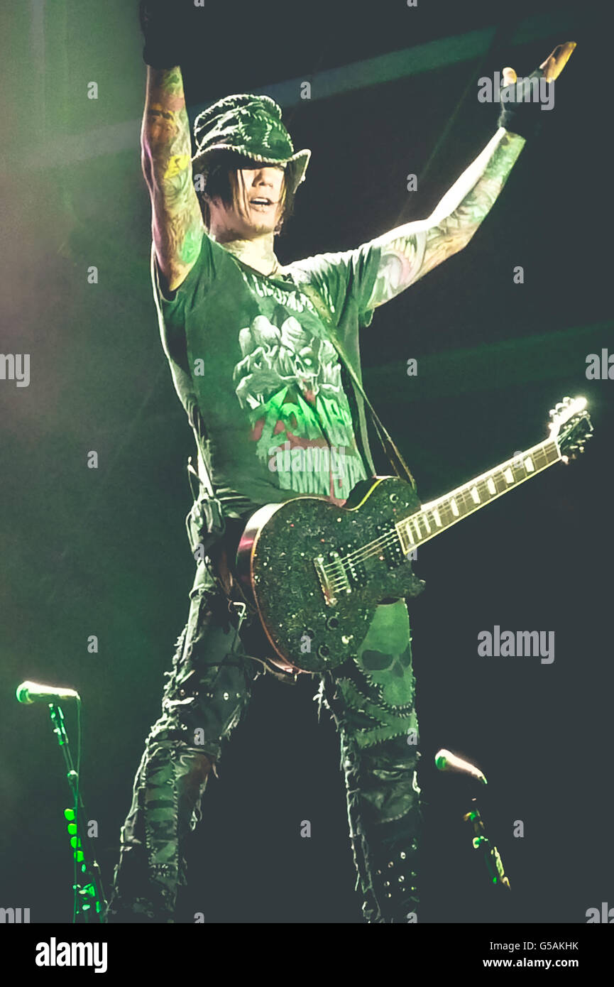 Guns N' Roses chitarrista Dj Ashba durante il concerto dal vivo a Hellfest music festival di Clisson, Francia Foto Stock