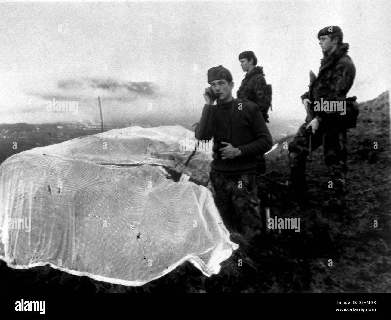 GEORGIA DEL SUD 1982: Una delle immagini rilasciate dal Ministero della Difesa a Londra dopo la ricattura dell'isola atlantica del Sud della Georgia dagli argentini. Un avamposto presidiato da Royal Marines. R/I: 16/3/01. * Royal Marines uomo un posto di osservazione sull'isola, scavato contro l'inverno antartico che sta per essere messo in atto. Foto Stock