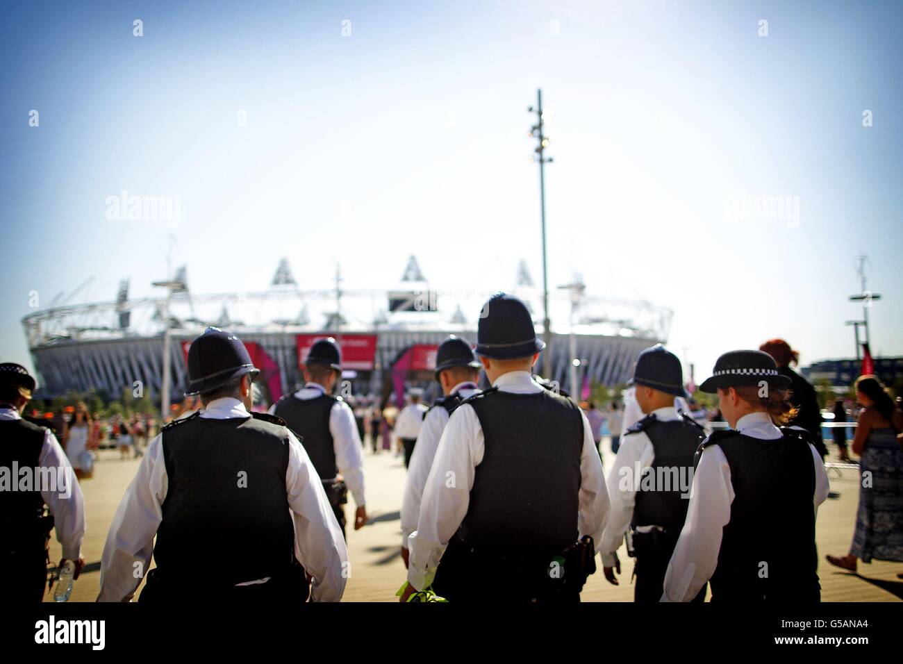 Polizia britannica sul posto al Parco Olimpico di Londra mentre aprono le porte al pubblico. Foto Stock