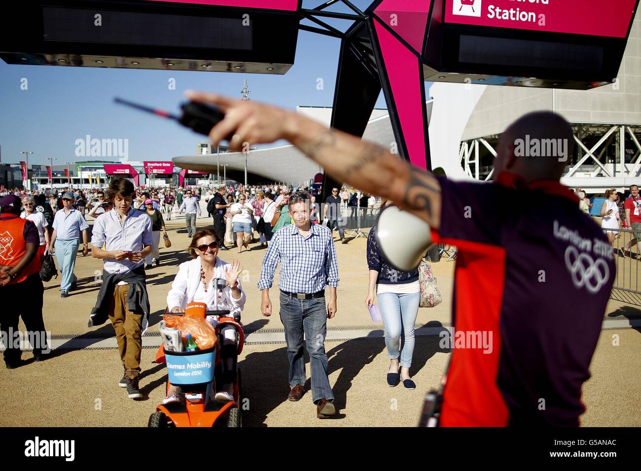 Volontari al Parco Olimpico di Londra mentre aprono le porte al pubblico. Foto Stock