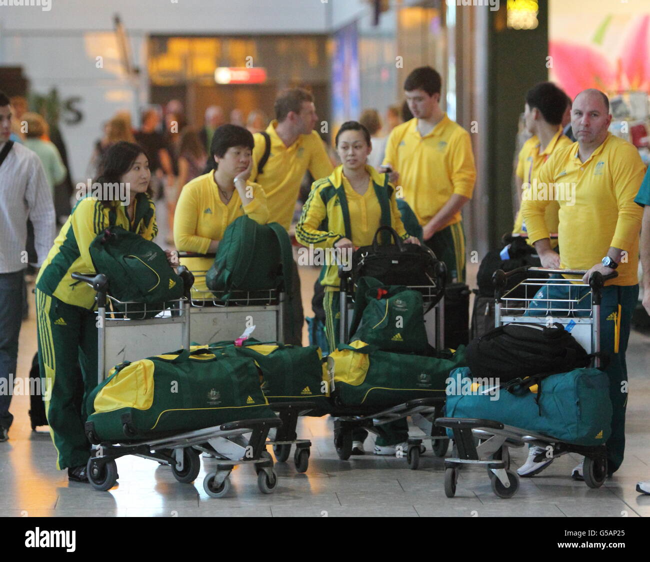 I membri della squadra olimpica australiana arrivano al Terminal 5 dell'aeroporto di Heathrow prima dei Giochi Olimpici di Londra 2012. Foto Stock