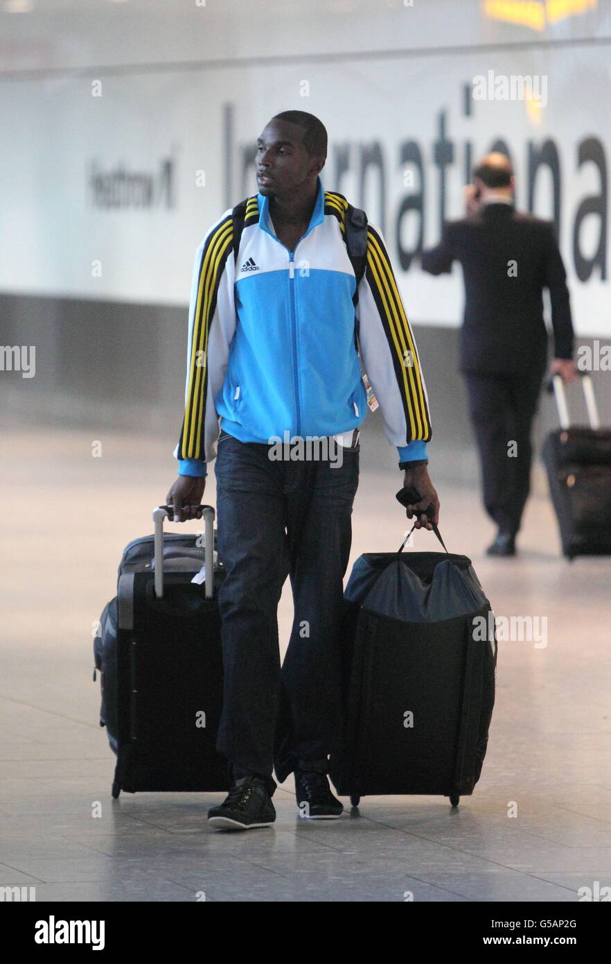 Greggmar Swift, l'hurdler di 110 m delle Barbados, arriva al Terminal 5 dell'aeroporto di Heathrow prima dei Giochi Olimpici di Londra 2012. Foto Stock