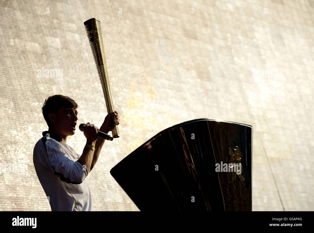 Future Flame Tyler Rix porta la fiamma olimpica e illumina il Cauldron olimpico sul palco del concerto di Coca Cola London 2012 Olympic Torch Relay ad Hyde Park, Londra. Foto Stock